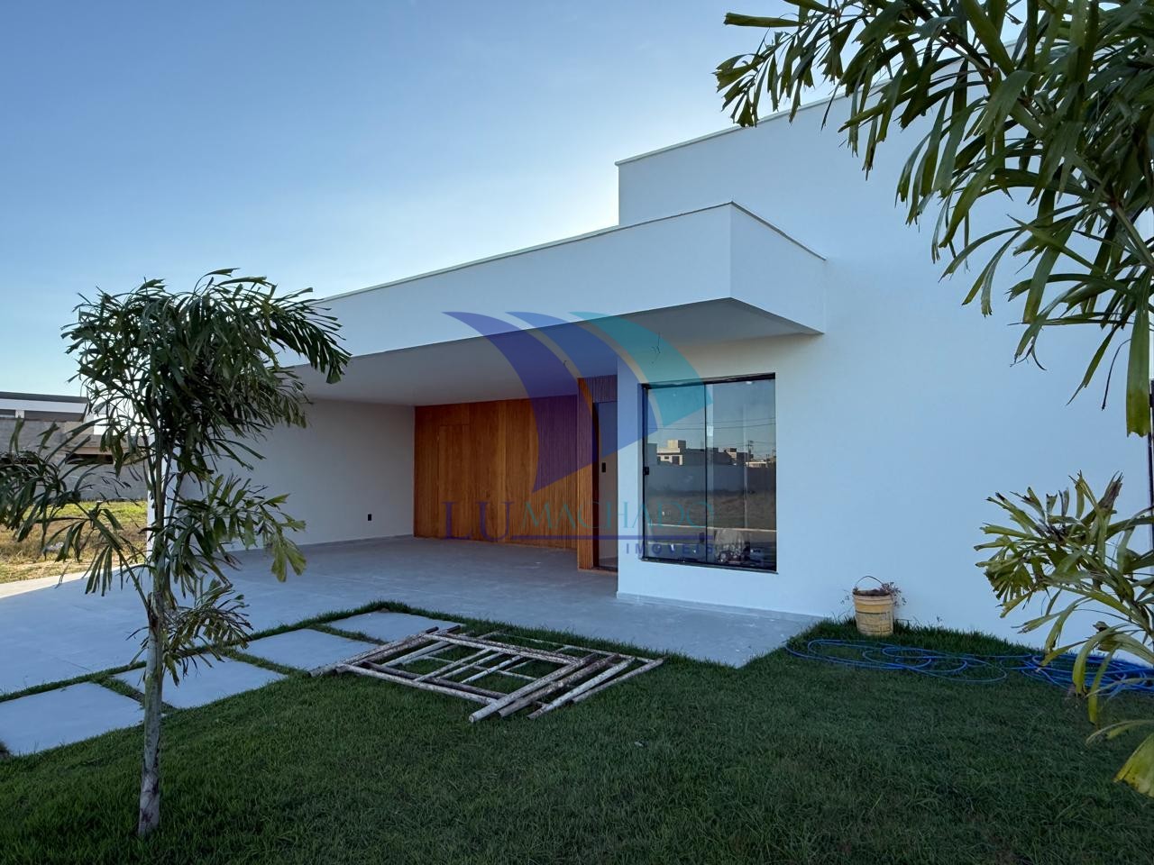 Casa à venda e aluguel com 3 quartos, 196m² - Foto 1