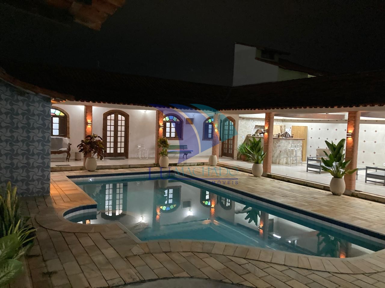 Casa à venda e aluguel com 5 quartos, 250m² - Foto 1