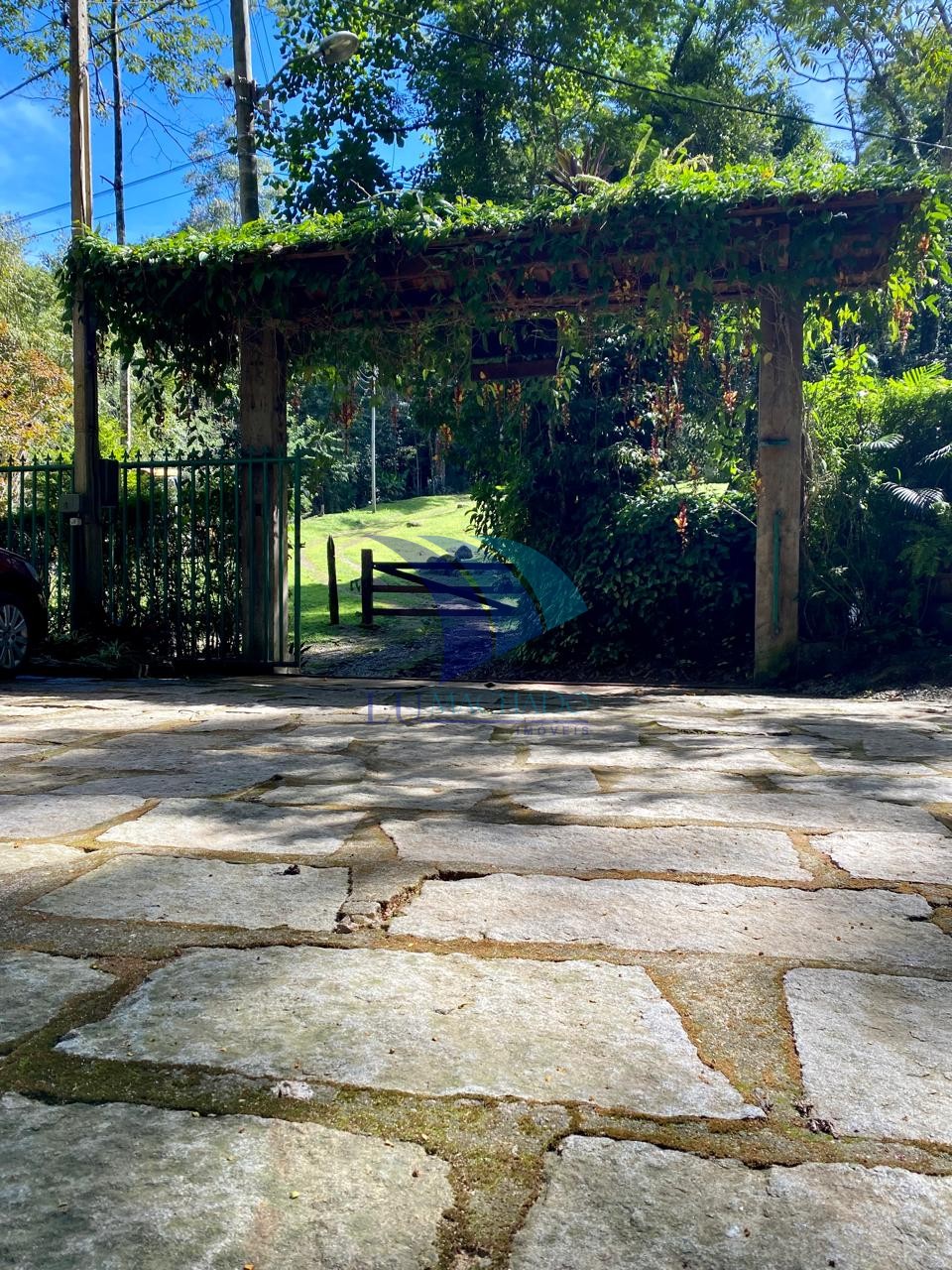 Casa à venda com 4 quartos, 240m² - Foto 1
