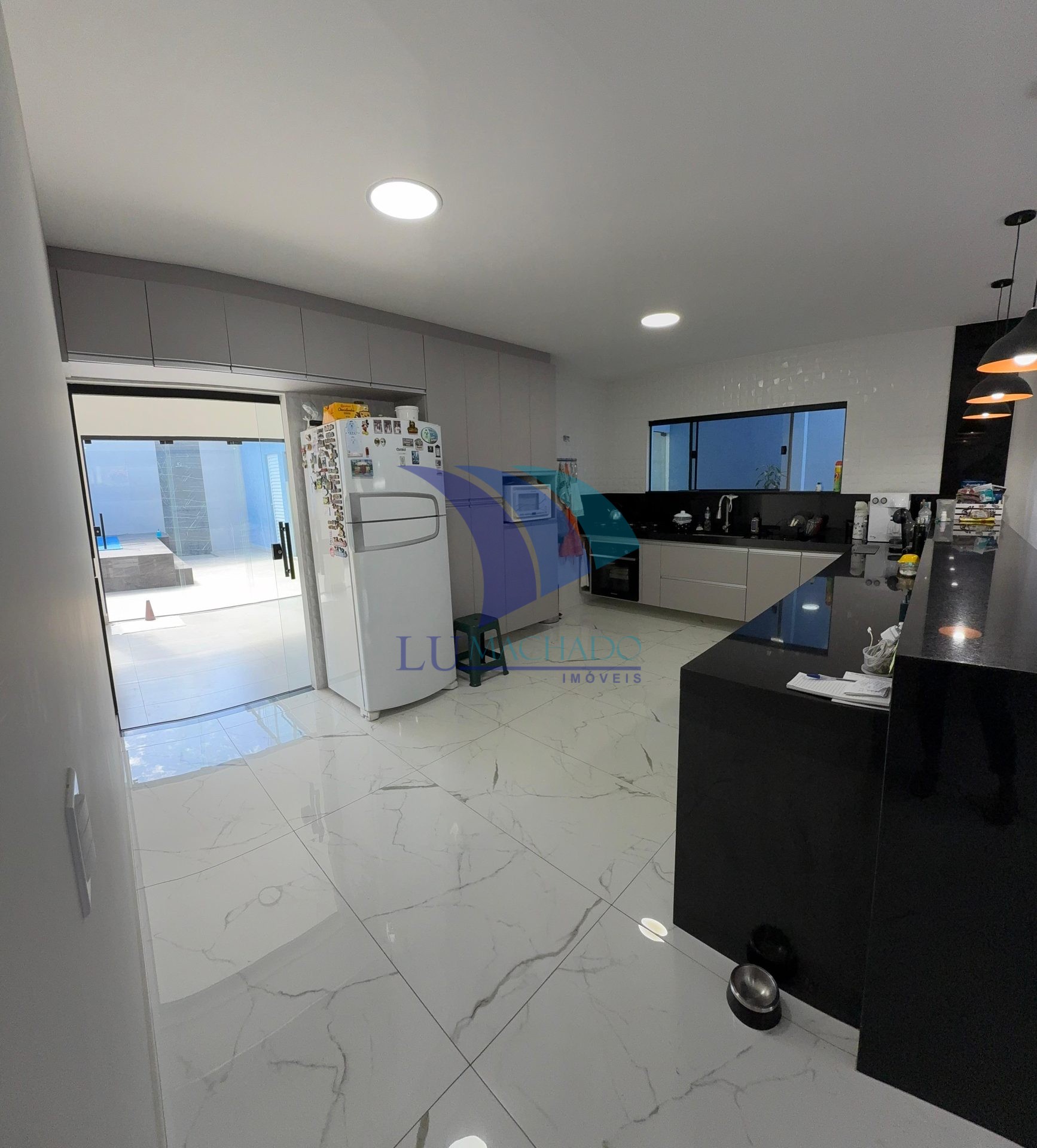 Casa à venda e aluguel com 4 quartos, 242m² - Foto 2