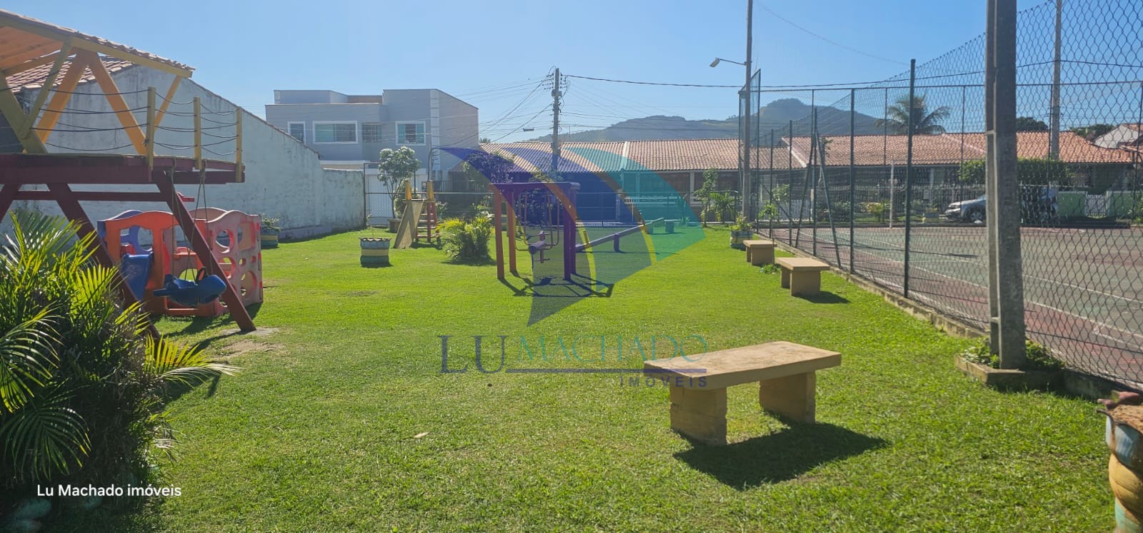Casa à venda com 4 quartos, 210m² - Foto 2